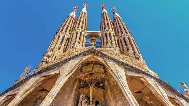Descubre Barcelona en un hotel moderno con visita a la Sagrada Familia