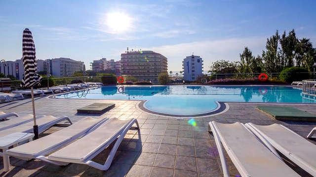 ¡Alójate en habitación Premium con Media Pensión en Santa Susanna!