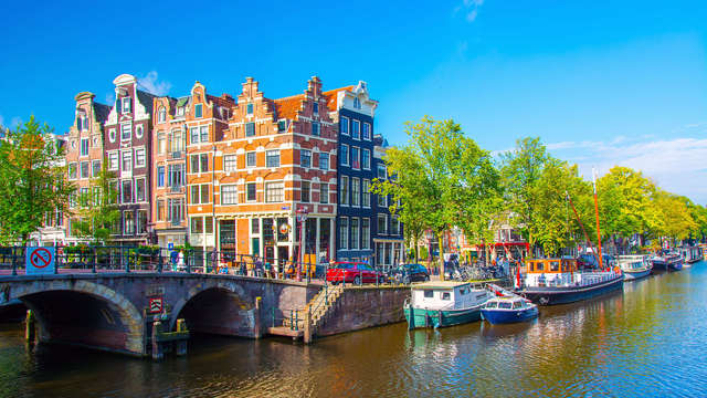 Descubre Ámsterdam y descansa en una habitación superior