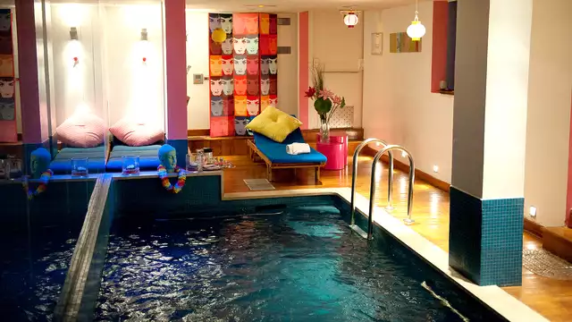 Séjour avec piscine et sauna privé au cœur de Paris