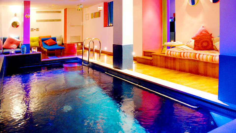 Weekend avec piscine et sauna a deux pas de l Arc de Triomphe Paris