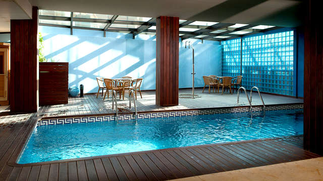 Escapada romántica con cava, pétalos, detalle dulce y piscina climatizada en el Delta del Ebro