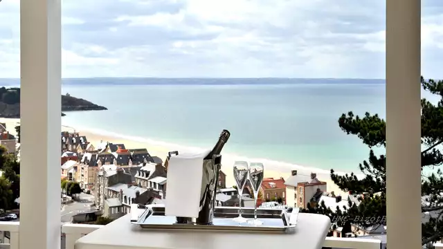 Estancia en una estación balnearia de la bahía de Saint-Brieuc en apartamento con vista al mar, planta baja con jardín