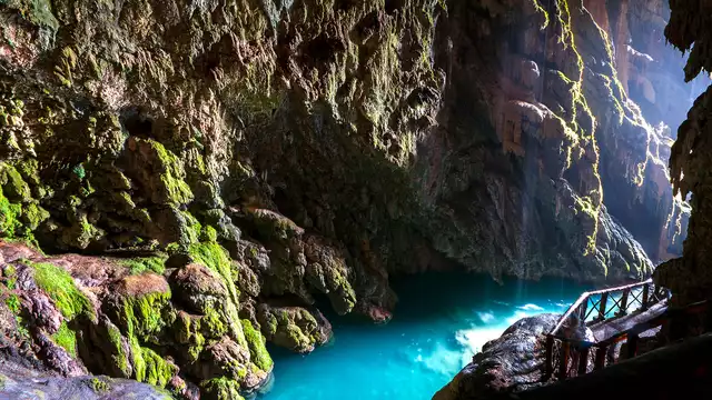 Fuga termale in un ambiente naturale con colazione, sessione di grotta umida e lago termale