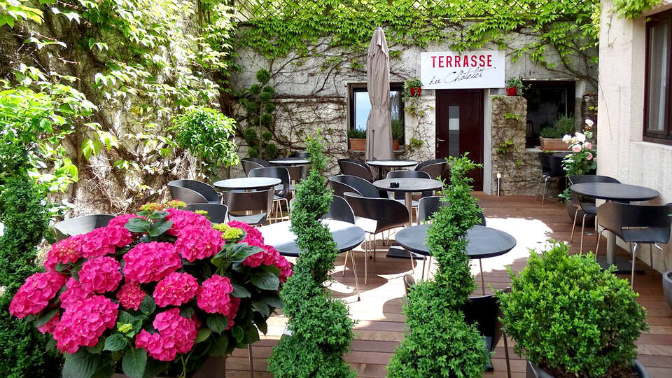Detente et romantisme avec cava et fleurs a Luxembourg a partir de nuits