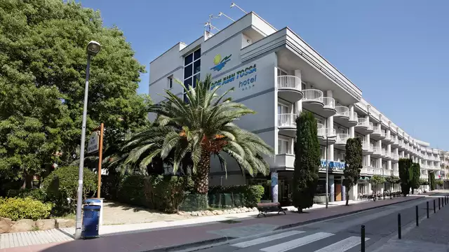 Vacaciones en familia Disfruta Tossa de Mar con un nino incluido y en media pension
