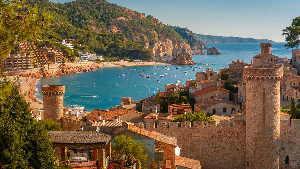 Vacaciones en familia Disfruta Tossa de Mar con un nino incluido y en media pension