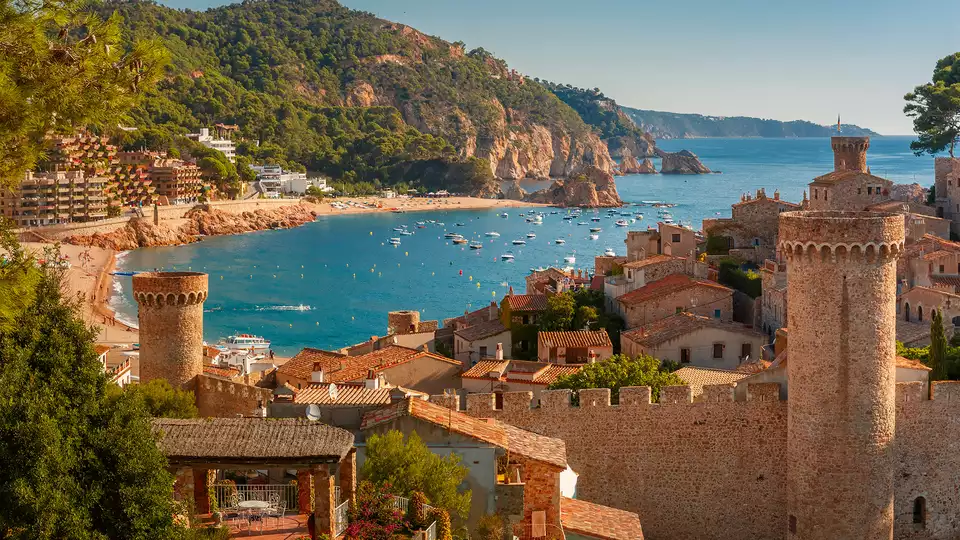 Vacaciones en familia Disfruta Tossa de Mar con un nino incluido y en media pension