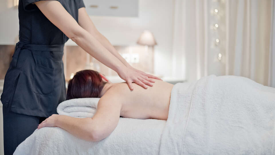 Evasion detente avec massage et bouteille de vin locale en bord de Mer