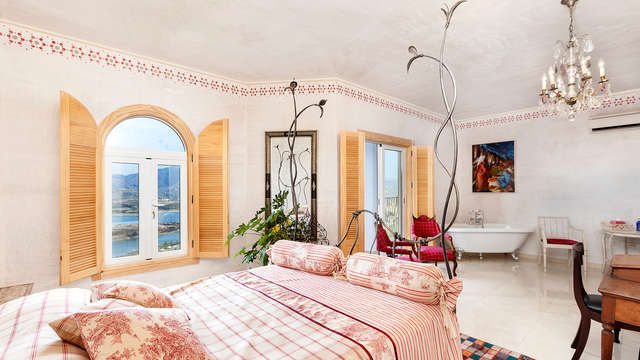 Alójate en una junior suite con vistas a la Viñuela con spa privado y cava incluidos