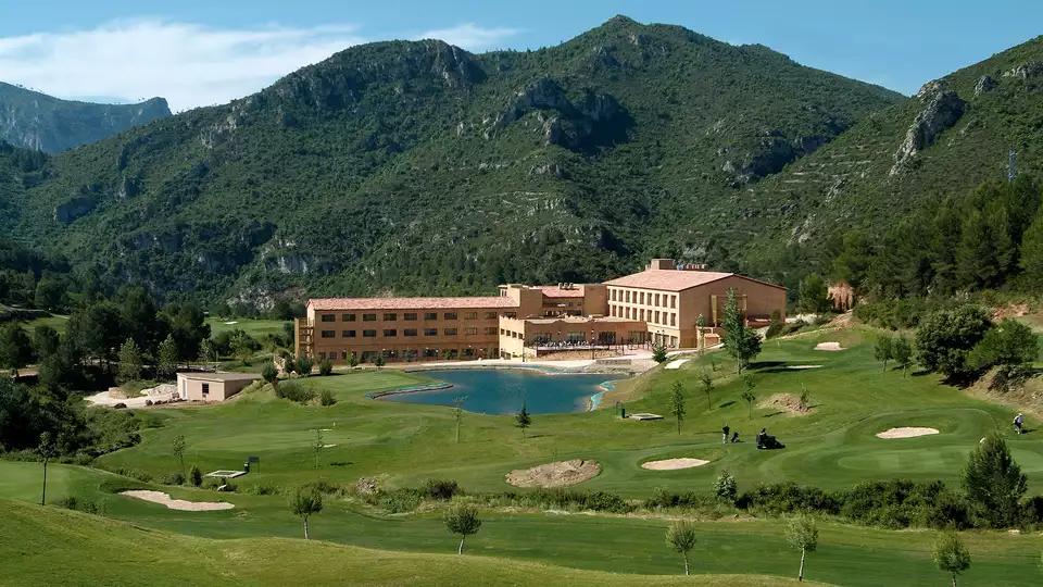 Escapada romantica y relax a una Masia en habitacion con terraza vistas a la montana y cava