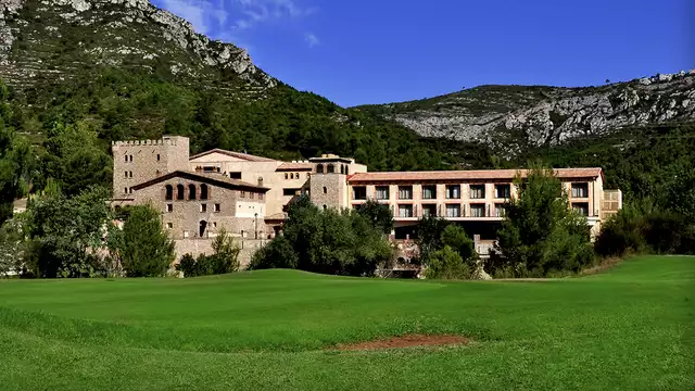 Alójate en una masia y descubre la vida en una granja