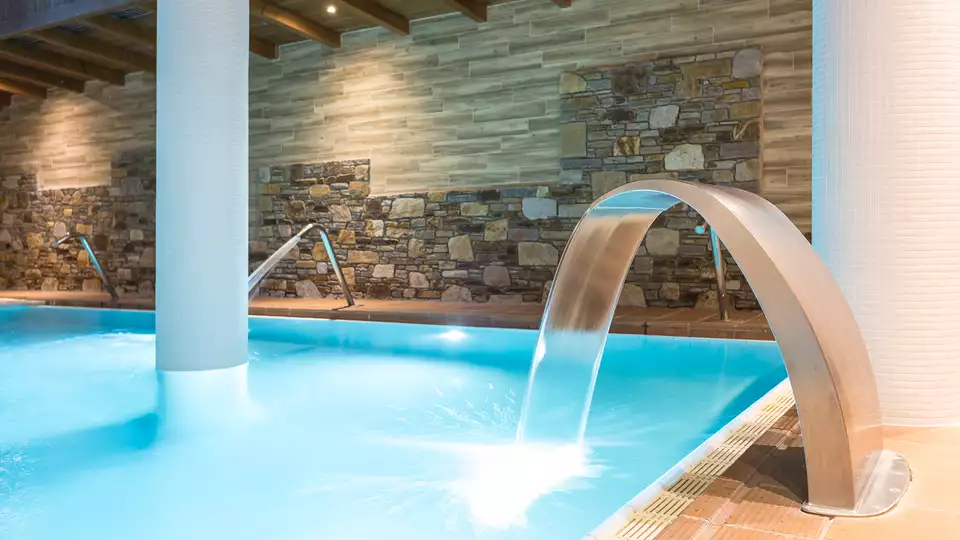 Spa et chambre avec vue sur la montagne en Andorre