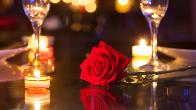 Dîner de Saint-Valentin avec une coupe de bulles à Peer