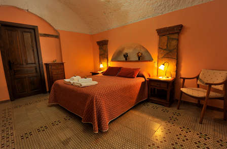 Romantisme dans une grotte avec bain à hydromassage, vin et bougie