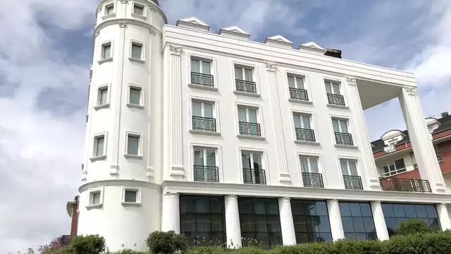 Romanticismo en Suances con una copa de vino en la terraza y detalle en habitación