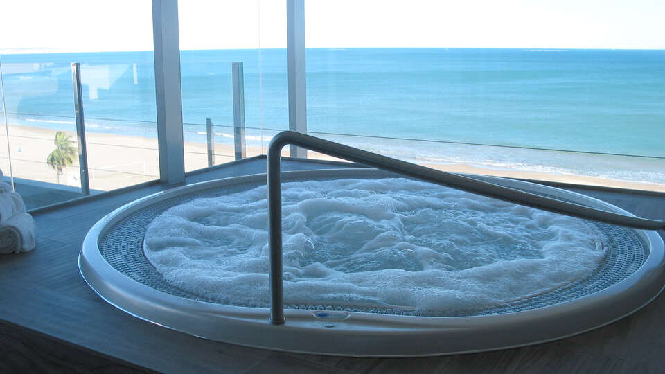 Escapade romantique avec diner pour deux et jacuzzi prive avec vue panoramique