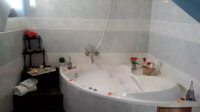 Escapada con bañera hidromasaje y cava en hotel con encanto