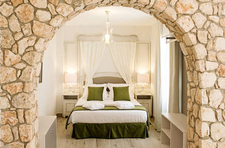 Desconexión entre flores de un típico patio cordobés