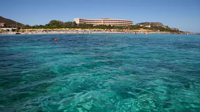 Spécial familles : chambre quadruple en demi-pension à Stintino, Sardaigne