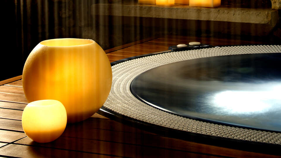 Romanticismo Relax copa de champagne con bombones spa privado en plena naturaleza en Abanades