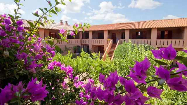 Relax en Cerdeña: habitación para 4 personas en magnifico resort con media pensión