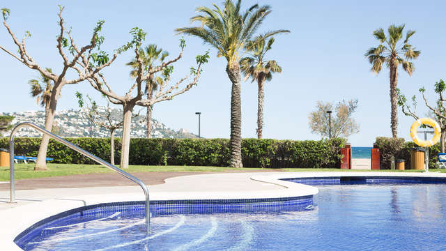 Sol playa y pension completa con vistas laterales al mar en Roses