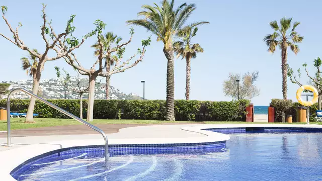 Sol playa y pension completa con vistas laterales al mar en Roses