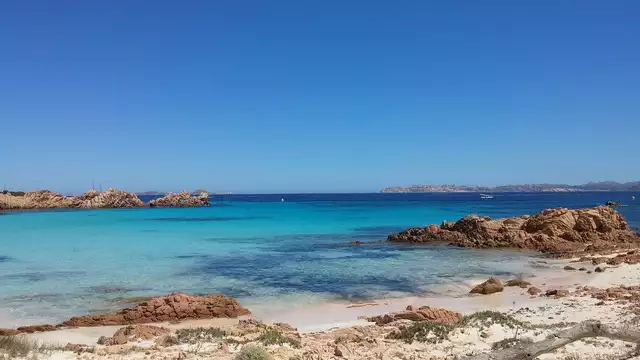Sardegna con vista alla Maddalena notti in quadrupla con traghetto Livorno-Olbia passaggio ponte