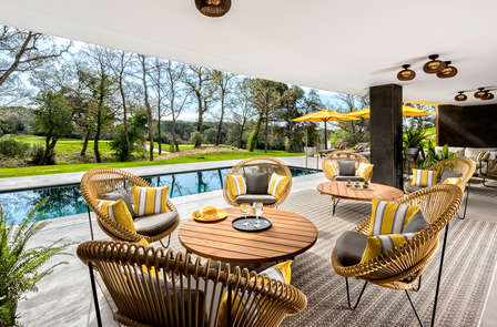 Lujo: Habitación con vistas al campo de golf y vermut en hotel de diseño