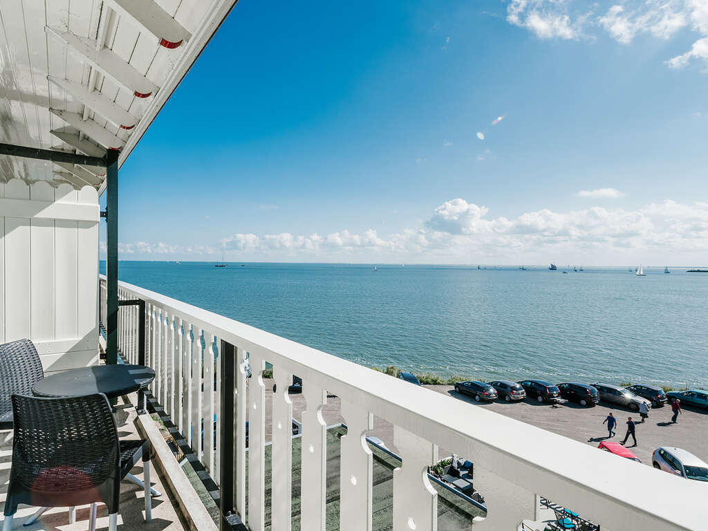 Nuitée en chambre classique avec balcon et vue sur le lac - 4* - 1