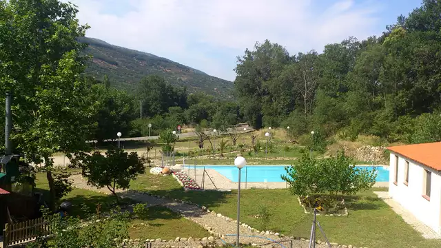 Descubre la naturaleza en pleno corazon del Valle del Jerte en hotel rural con botella de vino
