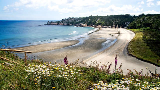 Romantiek aan de Asturische kust met cider en een romantische sfeer in de kamer