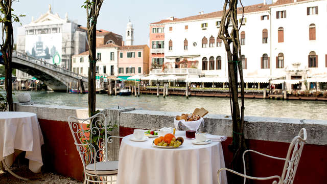 Descubre el centro de Venecia en habitación superior