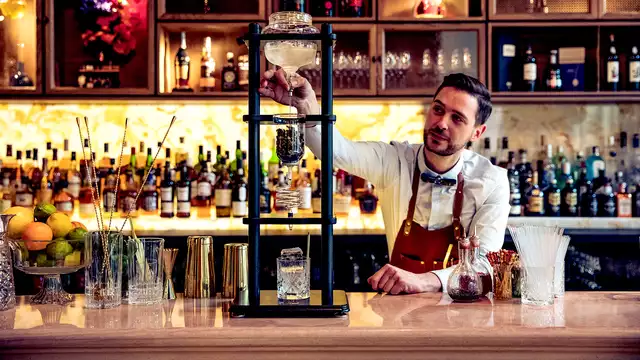 Geniet van een heerlijke welkomstcocktail en verken Kortrijk op de fiets