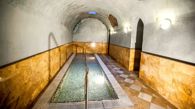Ontsnap naar een onlangs gerenoveerde spa dicht bij Granada met thermaal circuit