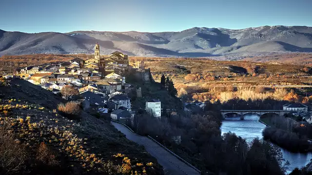 Escapada en Puebla de Sanabria con minibar gratuito