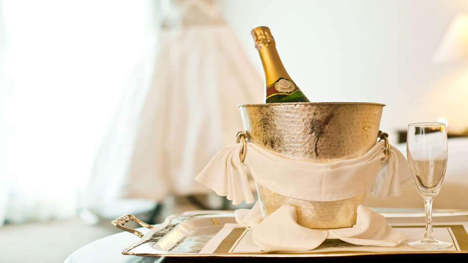 Echappee romantique et farniente sous le soleil du sud de la France avec bouteille de cremant