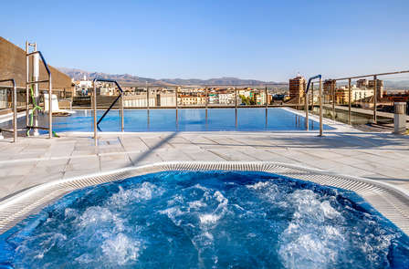 Grenade en 4*: petit-déjeuner, parking, piscine, vue panoramique et encore bien plus