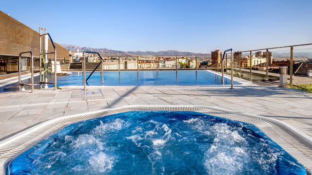 Escápate a Granada y disfruta de una visita guiada a pie alojado en un moderno 4* con piscina