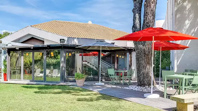 Estancia en Salon de Provence con cena y piscina.