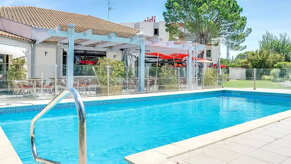 Sejour avec petit dejeuner et piscine a Salon-de Provence