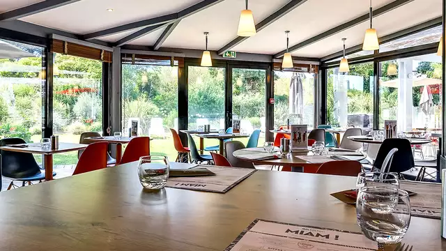Estancia en Salon de Provence con cena y piscina.