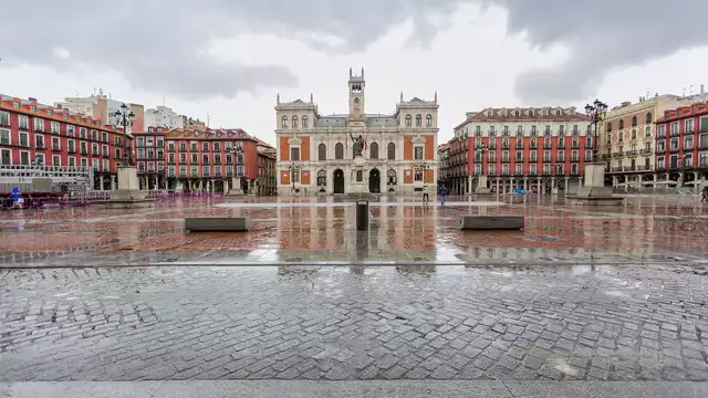 Escapada romántica en Valladolid con copa de vino y ambiente romántico