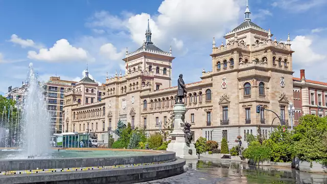 Escapada romántica en Valladolid con copa de vino y ambiente romántico