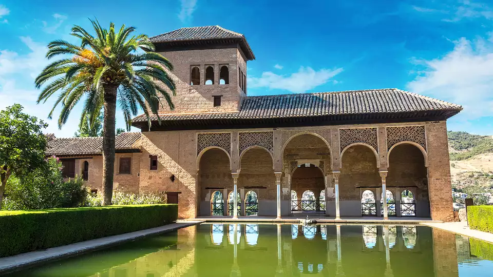 Alojate en pleno centro Granada con entradas a la Alhambra y Generalife mas tour guiado