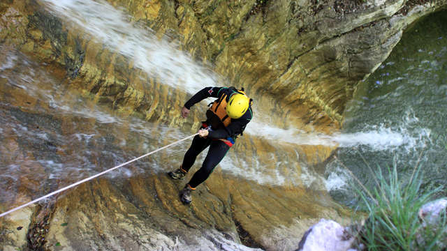 Escapada Romántica con Barranquismo y jacuzzi en la habitación en Santillana del Mar