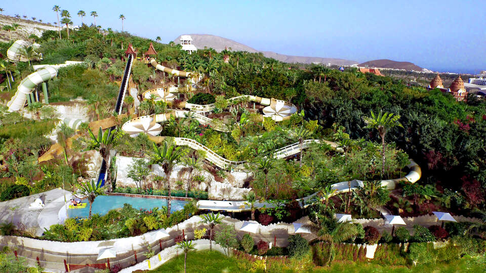 Escapate a Tenerife en media pension con entradas al parque acuatico Siam Park