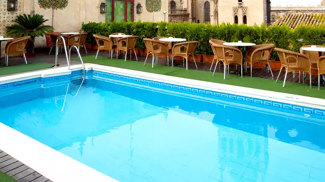 Hotel en el centro de Sevilla con desayuno, piscina y vistas a la catedral