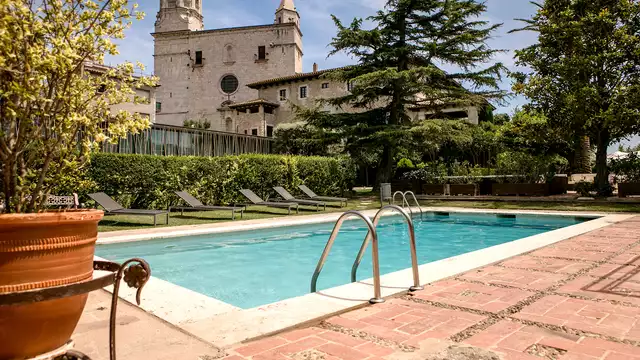 Fuga romantica: Lovebox, decorazione romantica e bottiglia di cava sulla Costa Brava